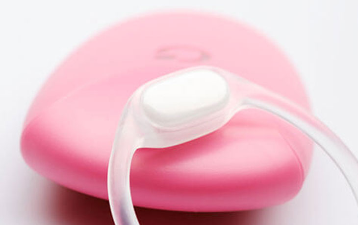 Pinkfarbiger OvulaRing zur automatischen Temperaturmessung bei Frauen.