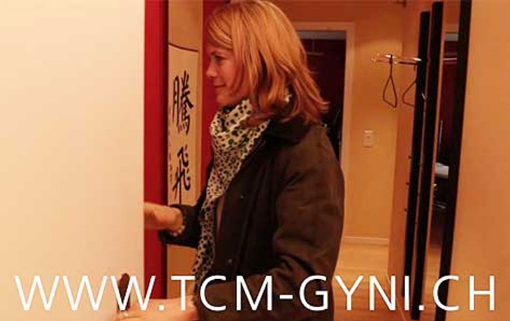 Eine Kundin betritt die Praxis von Brigitte Weber TCM-Gynäkologie in 8032 Zürich. Einstiegsszene in das Video.